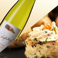Gougères mousse de saumon + Riesling