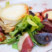 Salade de ch&egrave;vre chaud aux figues & Ventoux blanc AOC
