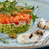 Salade d'avocat au saumon & Bandol ros&eacute;