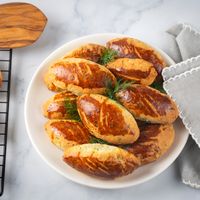 Beaujolais Nouveau : idée apéro pour le Jour J - Chaussons au roquefort & tomates