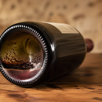 Pourquoi y a-t-il du dépôt au fond de certaines bouteilles de vin ? Est-ce normal ?