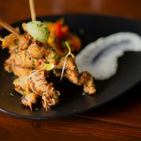 Brochettes de poulet au s&eacute;same, sauce tahini, citron vert & Ventoux rouge AOC
