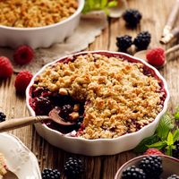 Crumble aux fruits rouges & Bordeaux rosé