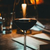 Lussac Saint-&Eacute;milion : un vin rouge de Bordeaux taill&eacute; pour la table