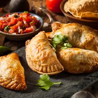 Empanadas à la brousse de brebis & vin blanc argentin